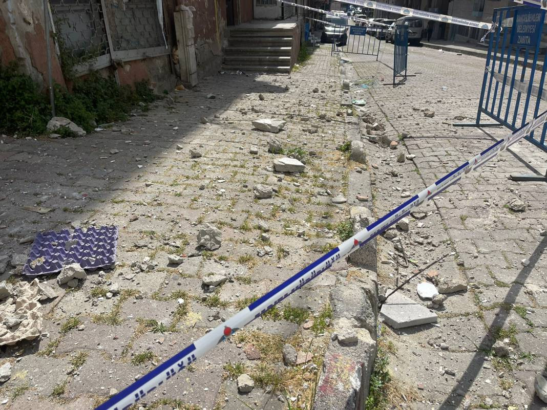 Bahçelievler'de faciadan dönüldü! Sıvalar döküldü 5 katlı bina boşaltıldı - Resim: 1